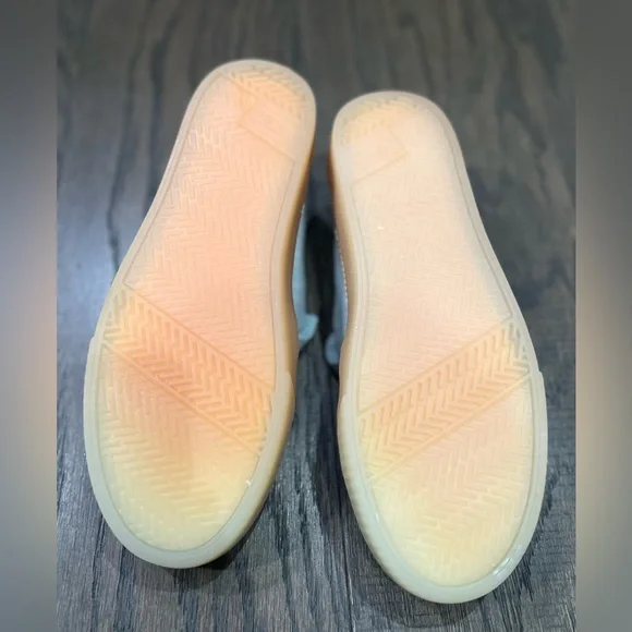 TOMS - Picture 7 of 11